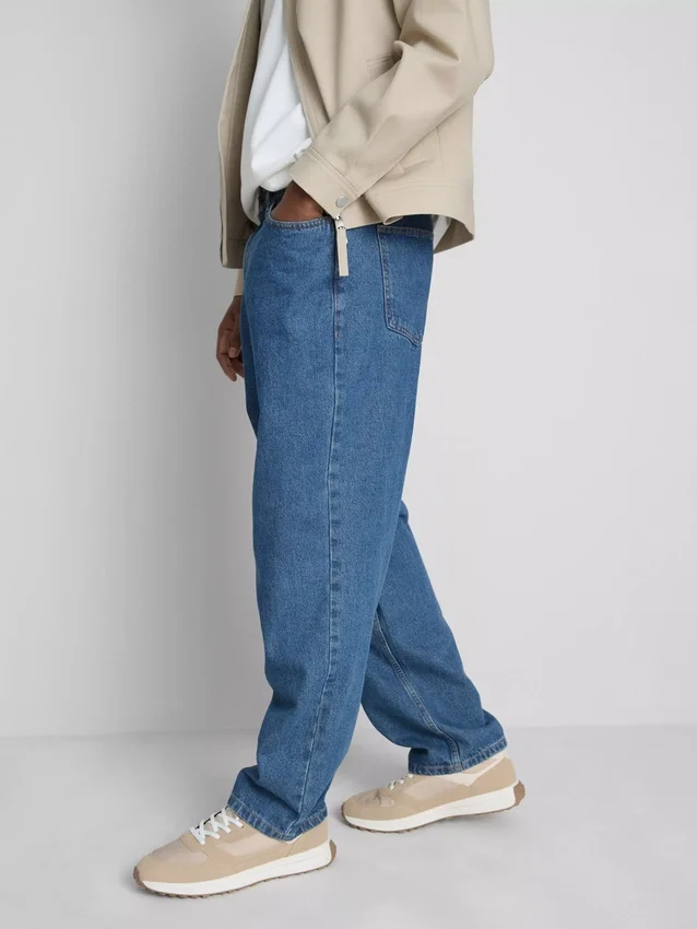 Jeans med medelhög midja och avslappnad passform