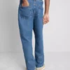 Jeans med medelhög midja och avslappnad passform