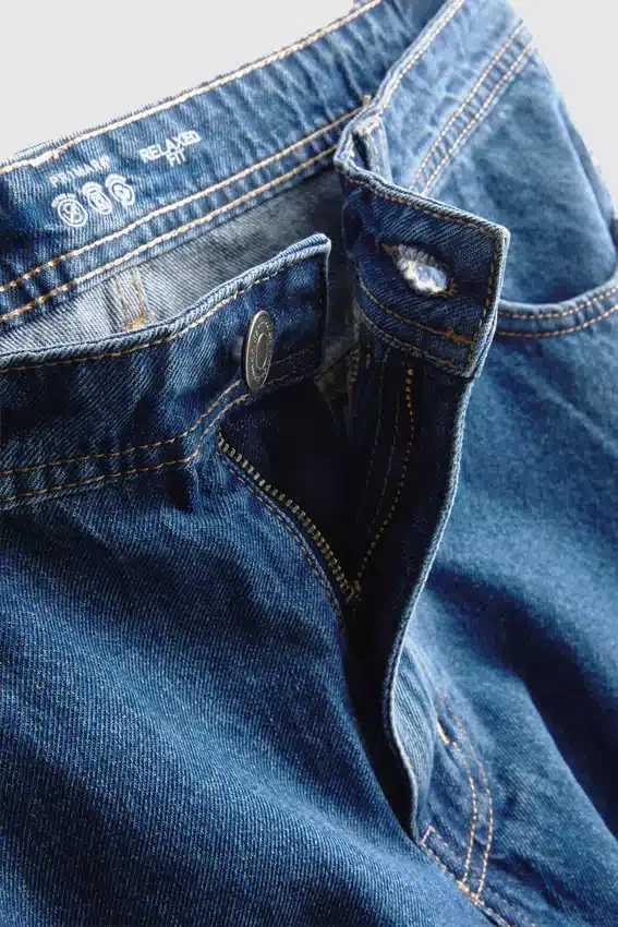 Jeans med medelhög midja och avslappnad passform