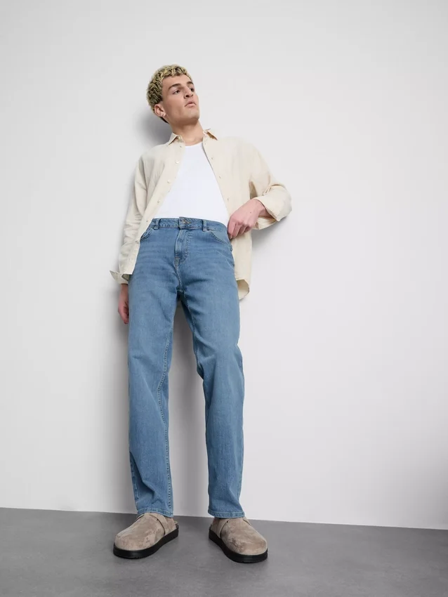 Jeans med medelhög midja och raka ben