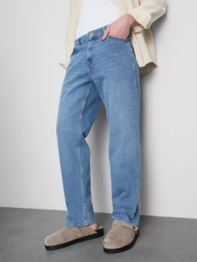 Jeans med medelhög midja och raka ben