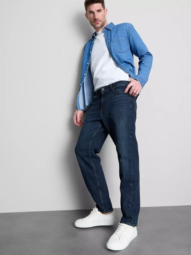 Jeans med medelhög midja och raka ben