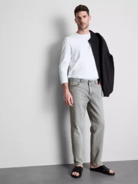 Jeans med medelhög midja och raka ben