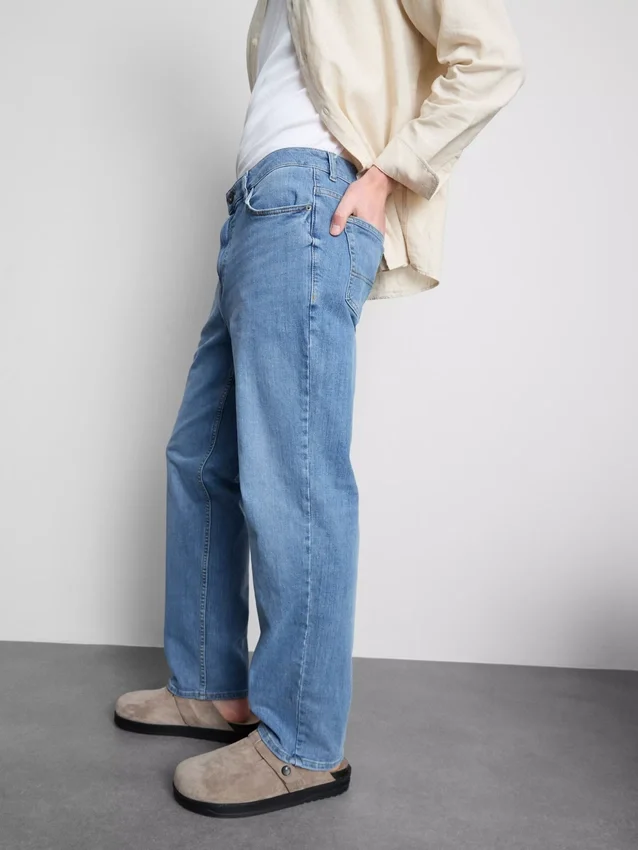Jeans med medelhög midja och raka ben