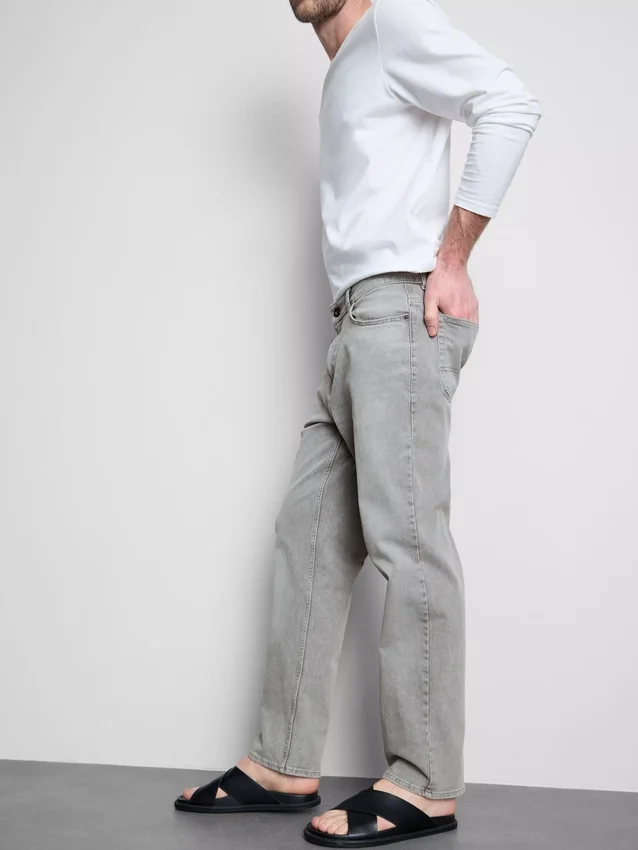 Jeans med medelhög midja och raka ben