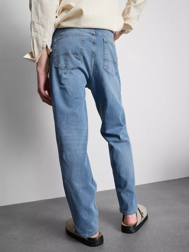 Jeans med medelhög midja och raka ben