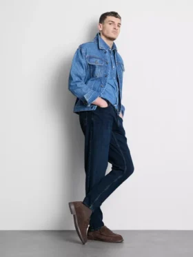 Jeans med medelhög midja och smal passform