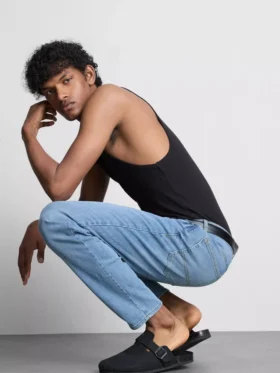 Jeans med medelhög midja och smal passform