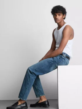 Jeans med medelhög midja och smal passform