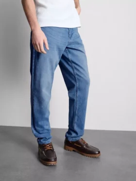 Jeans med medelhög midja och smal passform
