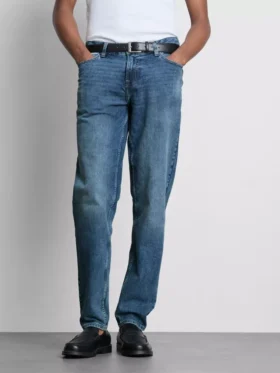 Jeans med medelhög midja och smal passform
