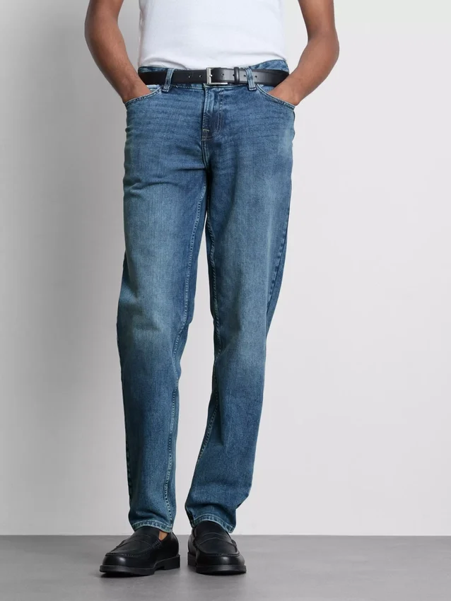 Jeans med medelhög midja och smal passform