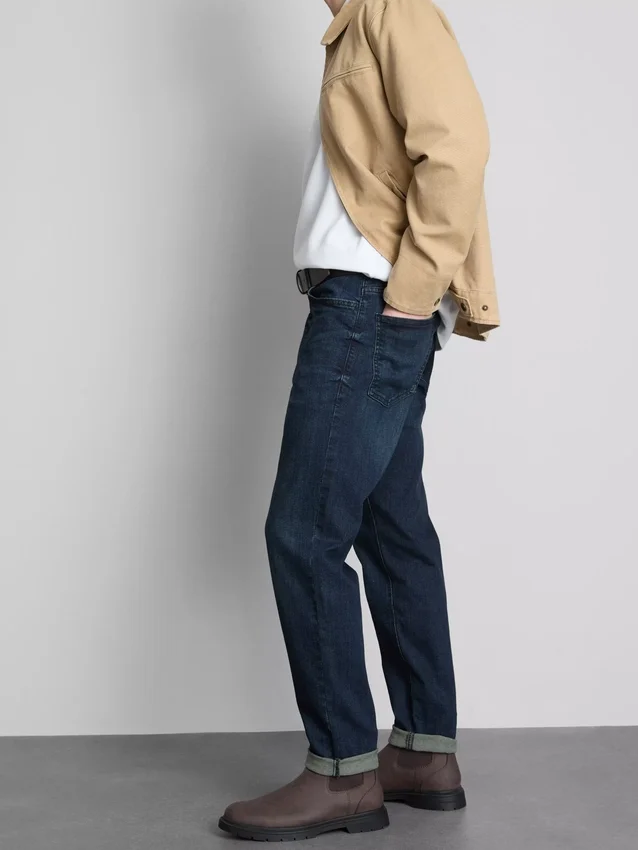 Jeans med medelhög midja och smal passform