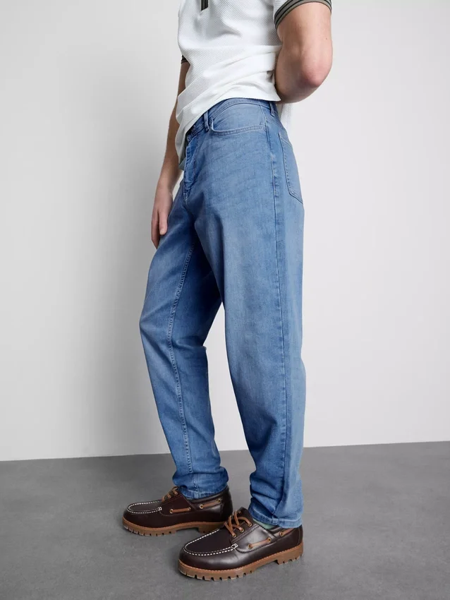 Jeans med medelhög midja och smal passform
