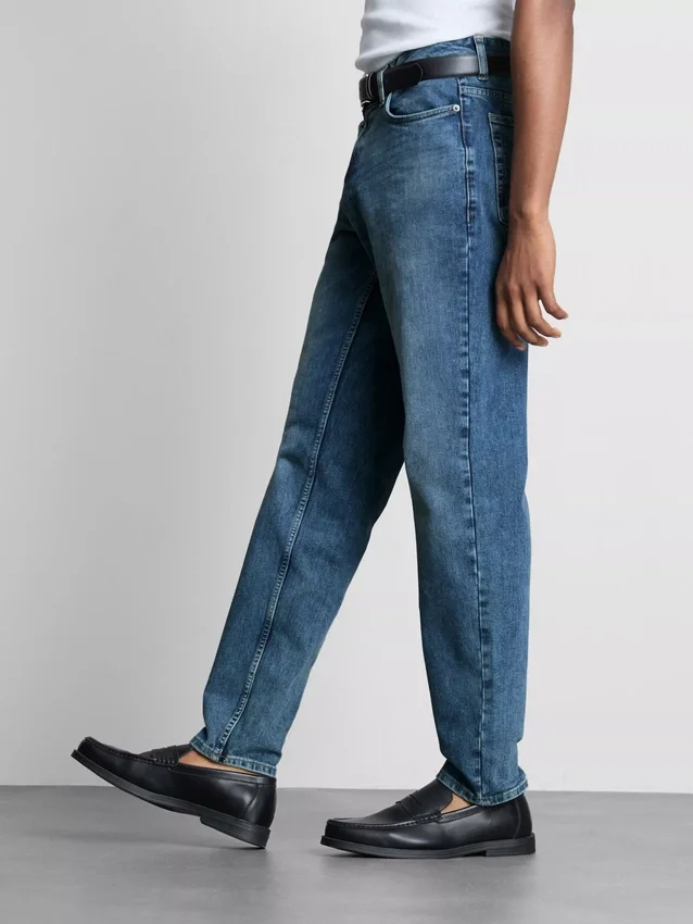 Jeans med medelhög midja och smal passform