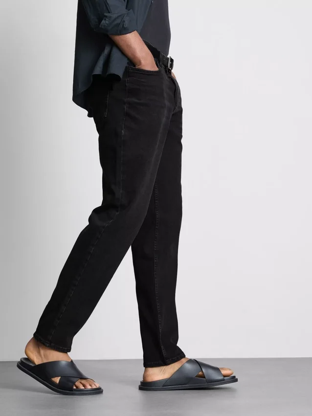 Jeans med medelhög midja och smal passform