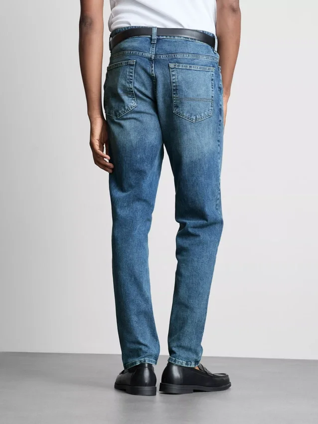 Jeans med medelhög midja och smal passform