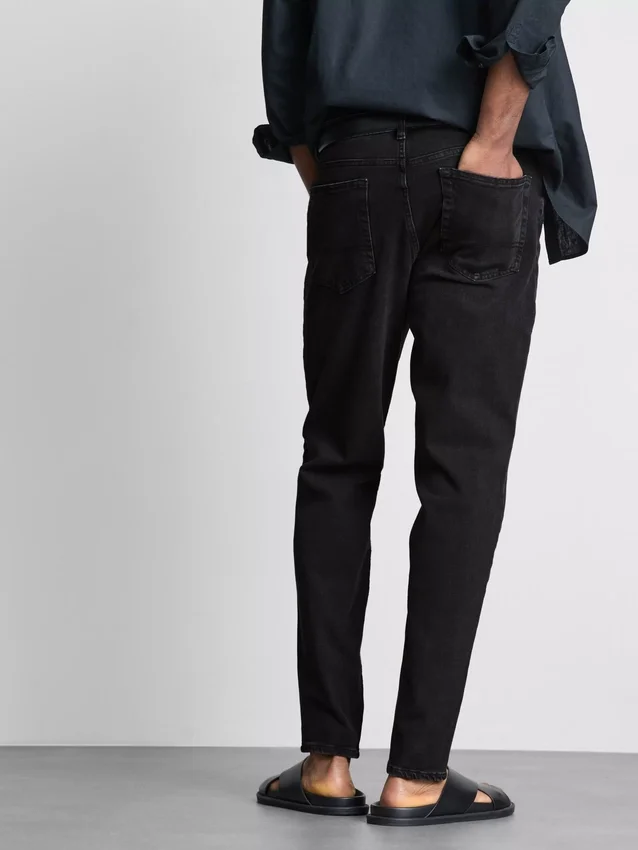 Jeans med medelhög midja och smal passform