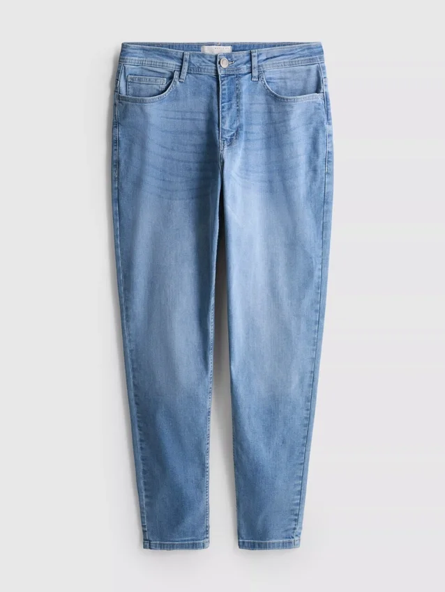 Jeans med medelhög midja och smal passform