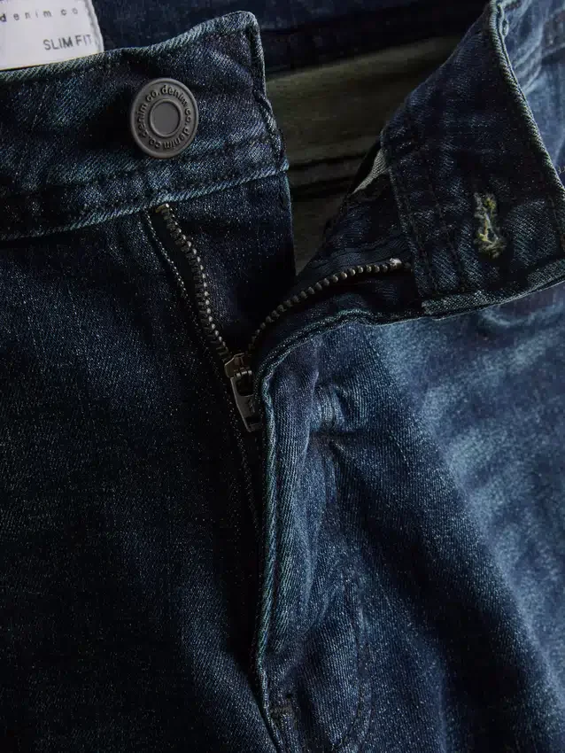 Jeans med medelhög midja och smal passform