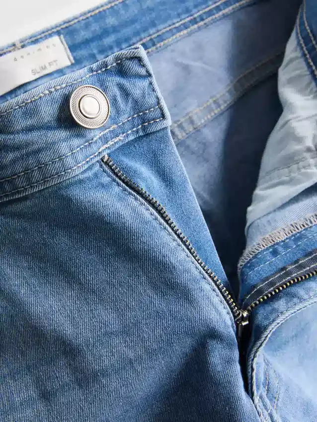 Jeans med medelhög midja och smal passform