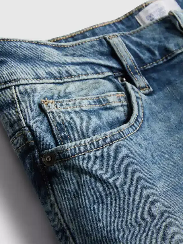 Jeans med medelhög midja och smal passform
