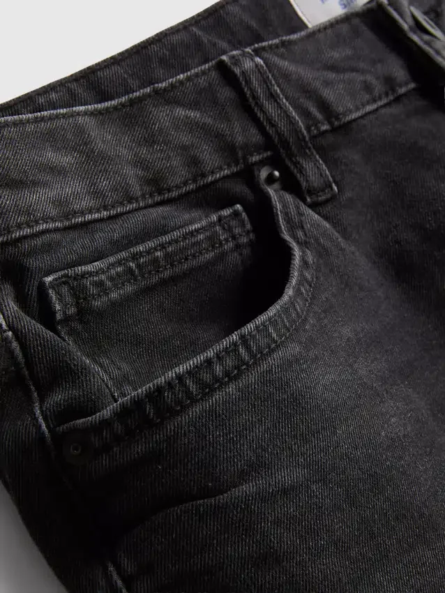 Jeans med medelhög midja och smal passform