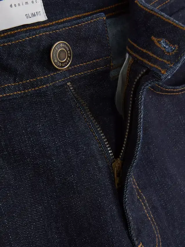Jeans med medelhög midja och smal passform