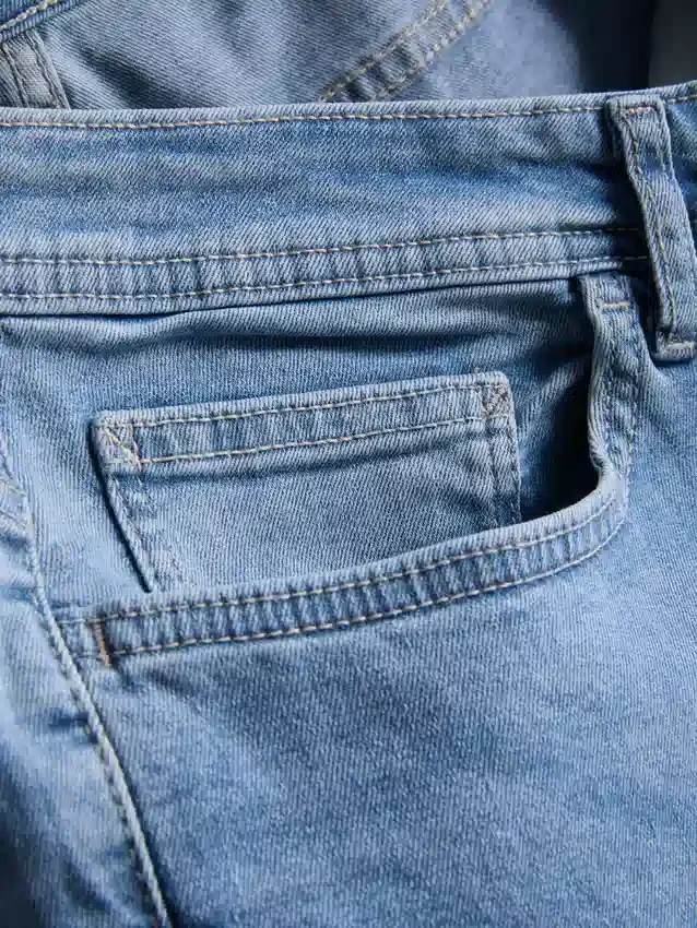 Jeans med medelhög midja och smal passform