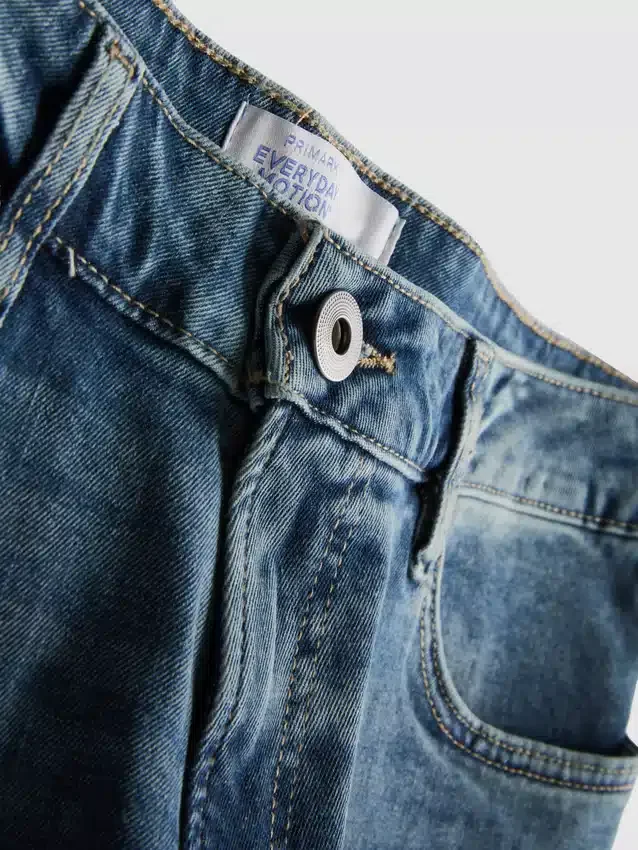 Jeans med medelhög midja och smal passform
