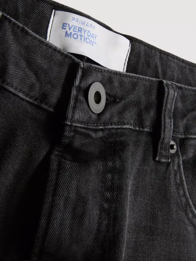 Jeans med medelhög midja och smal passform