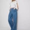 Jeans med vid ben och fickor fram