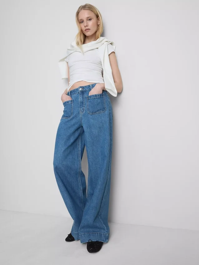 Jeans med vid ben och fickor fram