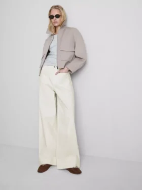Jeans med vid ben och fickor fram