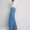 Jeans med vid ben och fickor fram