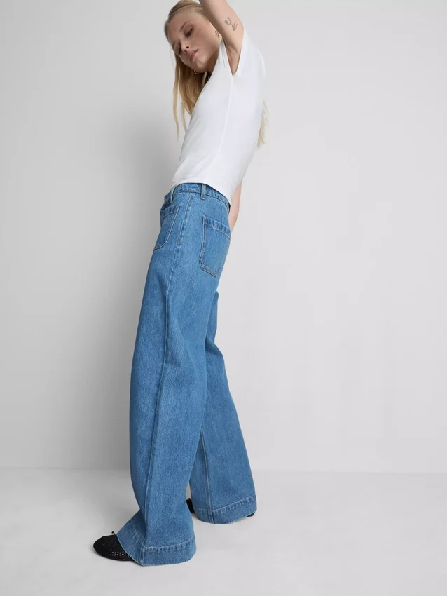 Jeans med vid ben och fickor fram