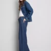 Jeans med vid ben och fickor fram