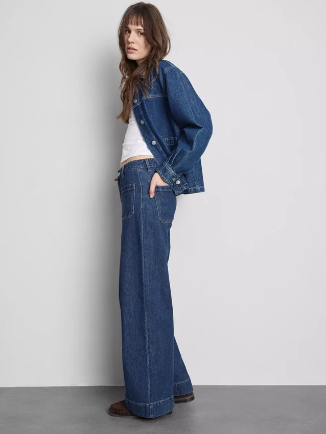 Jeans med vid ben och fickor fram