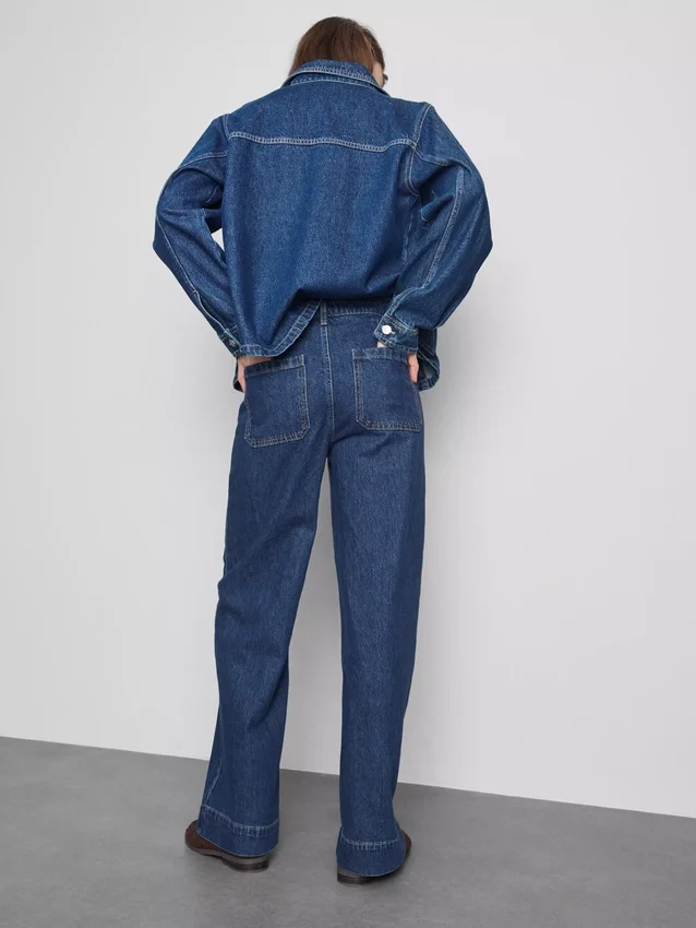 Jeans med vid ben och fickor fram
