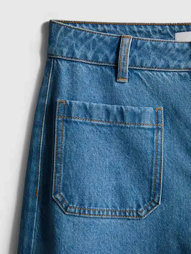 Jeans med vid ben och fickor fram