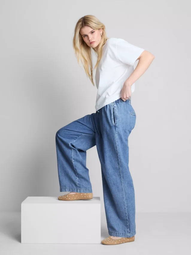 Jeansbyxor med medelhög midja