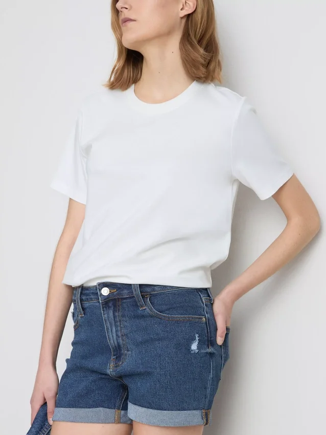 Jeansshorts med medelhög midja och uppvikt kant
