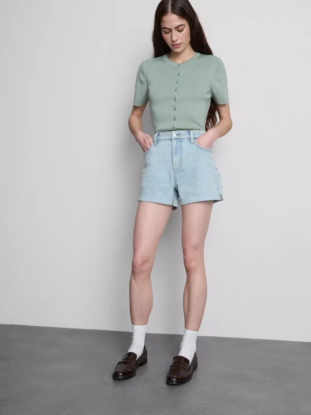 Jeansshorts med medelhög midja och uppvikt kant
