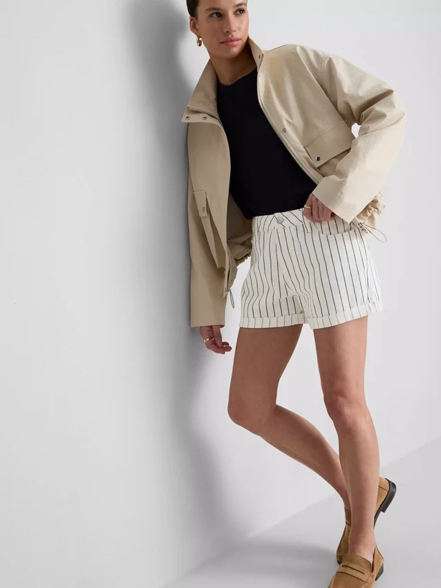 Jeansshorts med medelhög midja och uppvikt kant