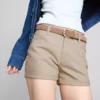 Jeansshorts med medelhög midja och uppvikt kant