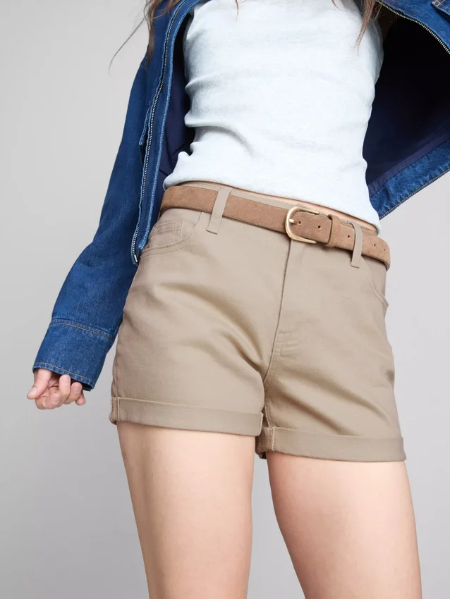 Jeansshorts med medelhög midja och uppvikt kant