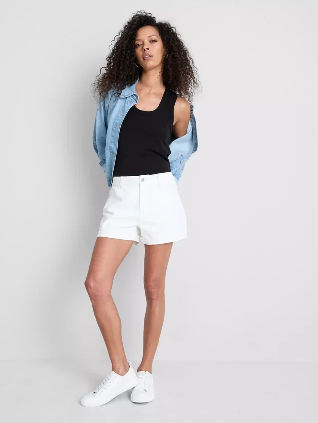 Jeansshorts med medelhög midja och uppvikt kant