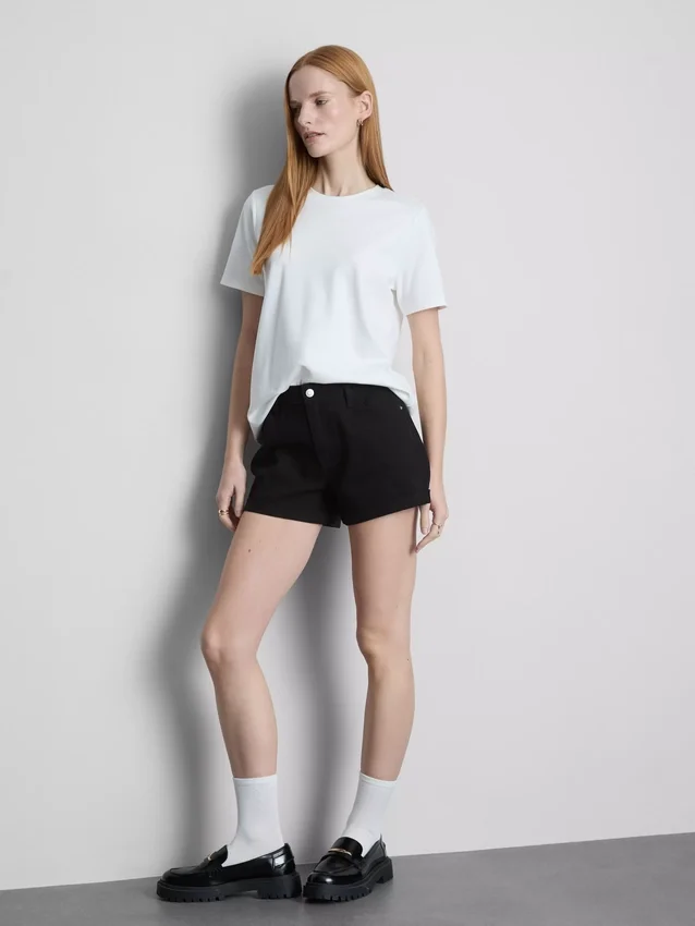 Jeansshorts med medelhög midja och uppvikt kant