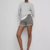 Jeansshorts med medelhög midja och uppvikt kant