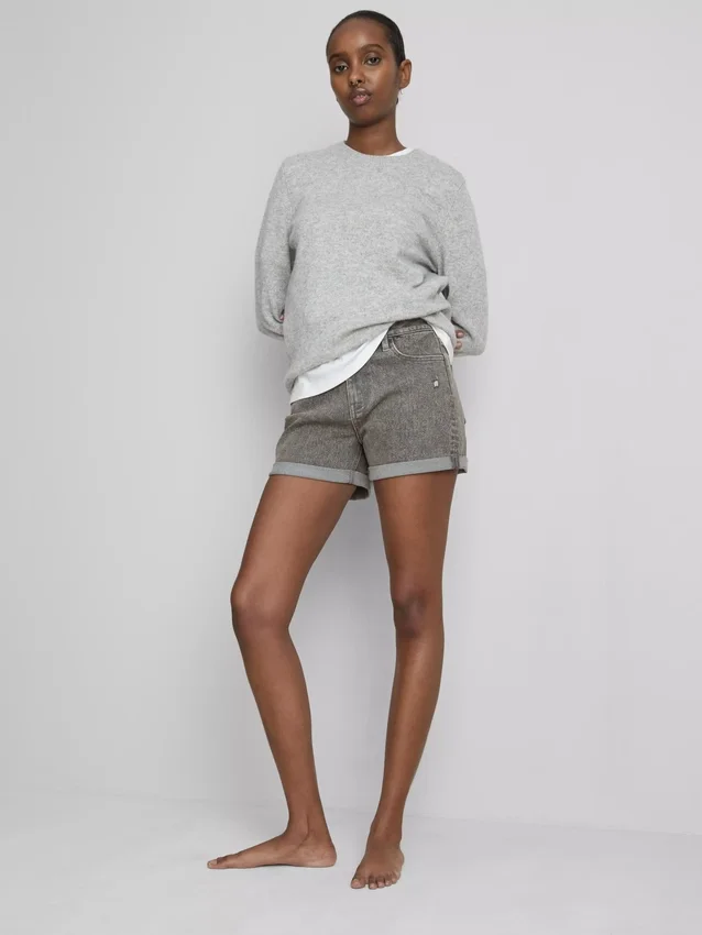 Jeansshorts med medelhög midja och uppvikt kant